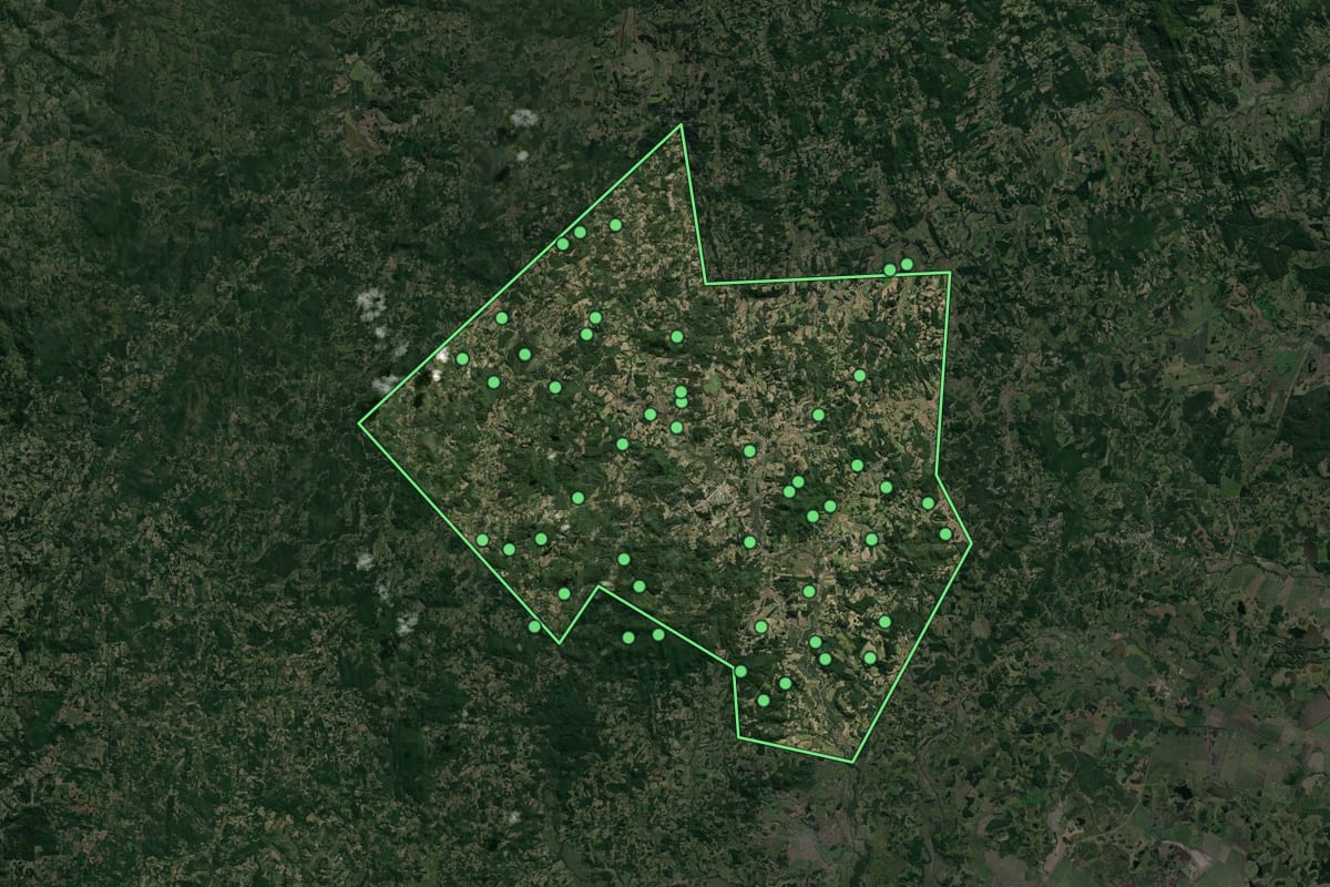 Imagem de satélite de Cerro Grande do Sul (RS), com o contorno do município e a posição dos imóveis desta página.