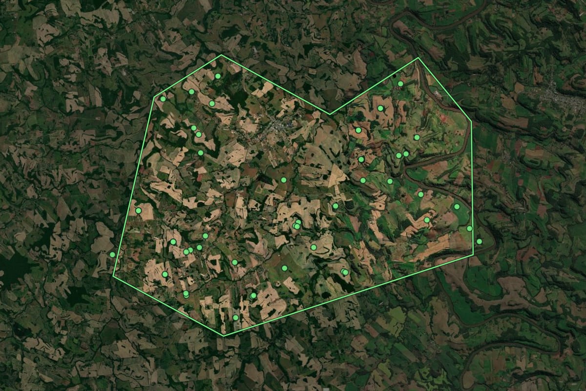 Imagem de satélite de Cerro Grande (RS), com o contorno do município e a posição dos imóveis desta página.