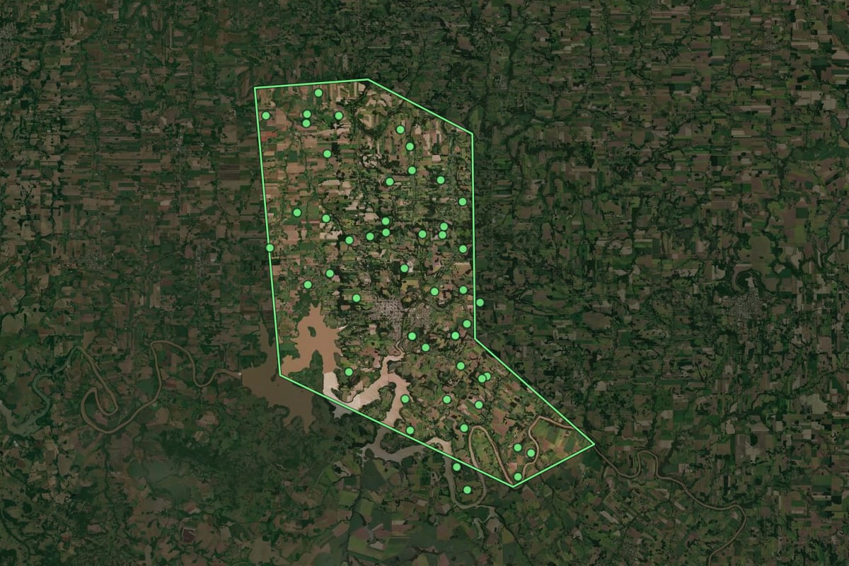 Imagem de satélite de Cerro Largo (RS), com o contorno do município e a posição dos imóveis desta página.
