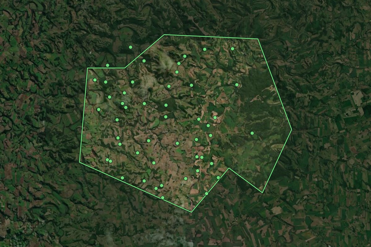Imagem de satélite de Charrua (RS), com o contorno do município e a posição dos imóveis desta página.