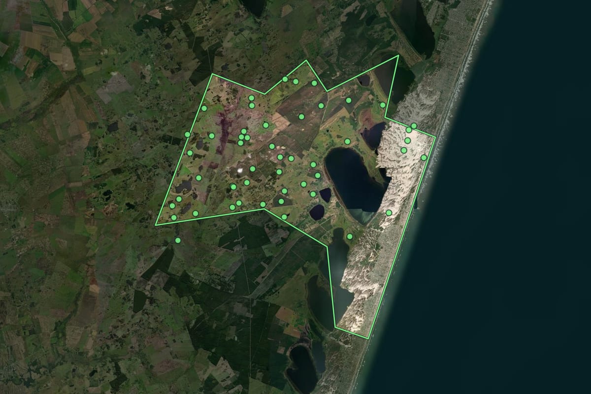 Imagem de satélite de Cidreira (RS), com o contorno do município e a posição dos imóveis desta página.