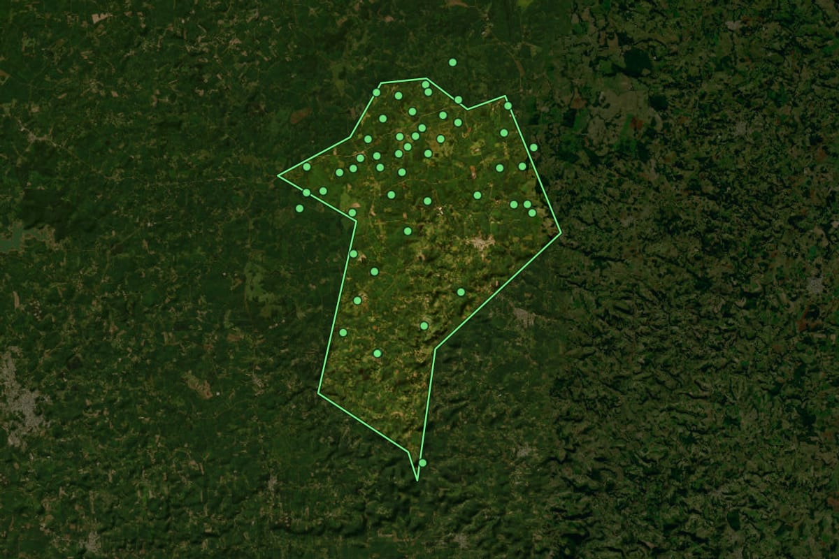 Imagem de satélite de Ciríaco (RS), com o contorno do município e a posição dos imóveis desta página.
