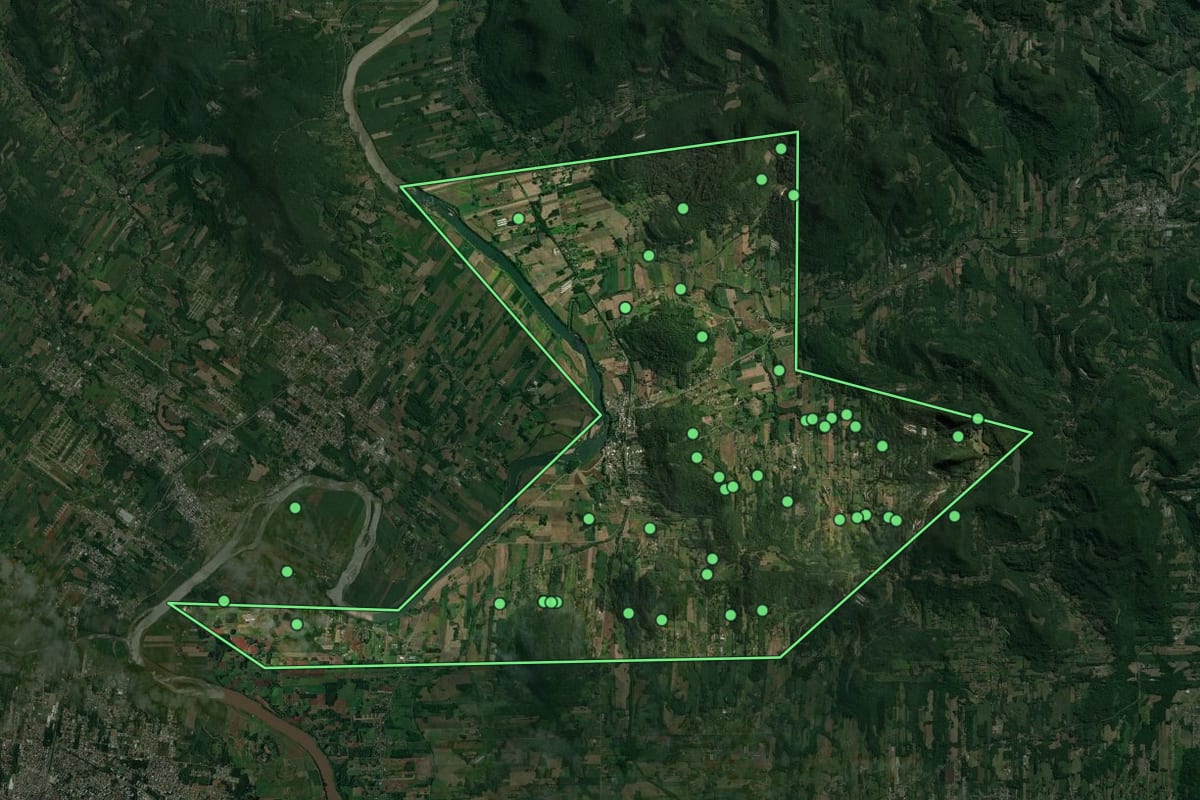 Imagem de satélite de Colinas (RS), com o contorno do município e a posição dos imóveis desta página.
