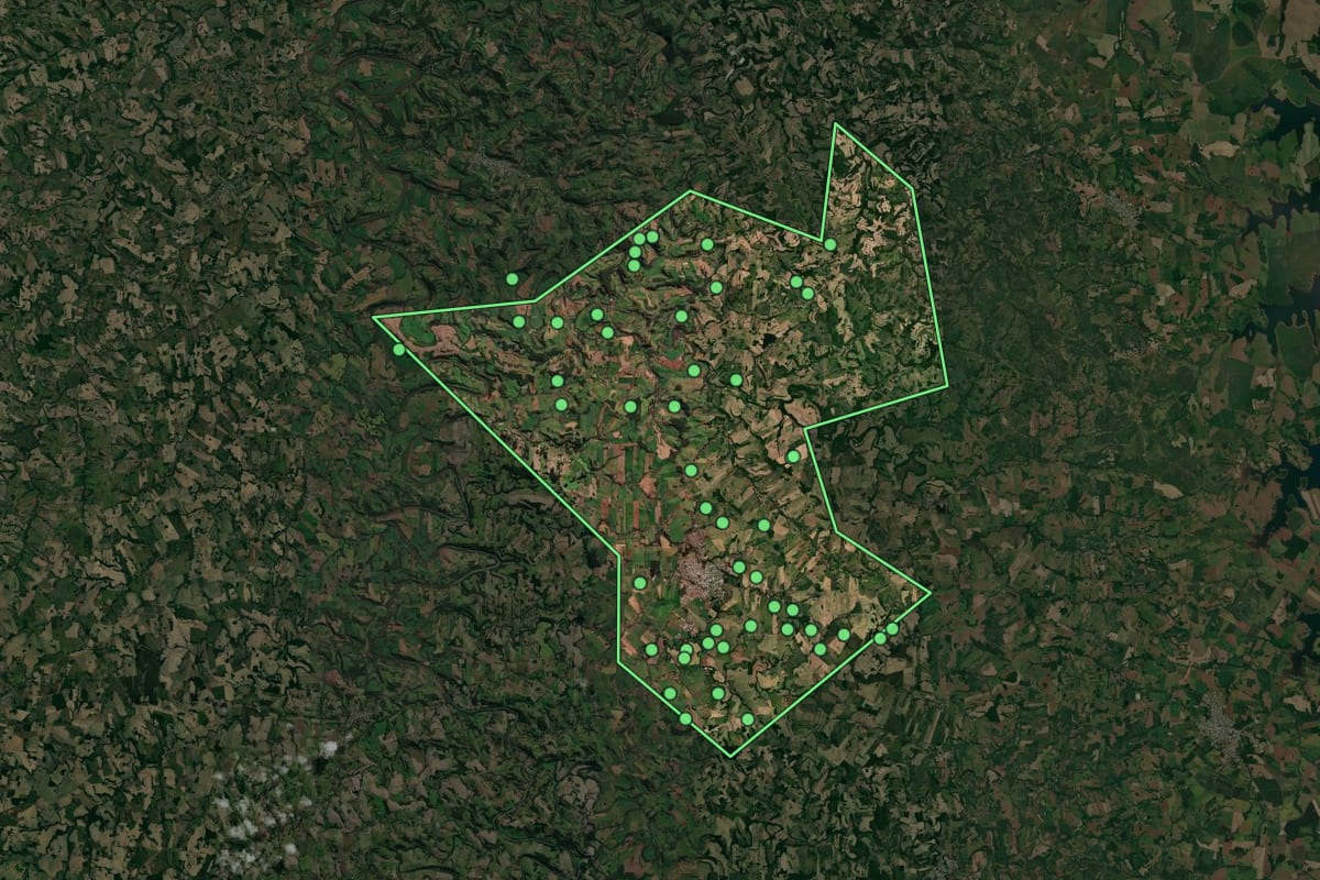 Imagem de satélite de Constantina (RS), com o contorno do município e a posição dos imóveis desta página.