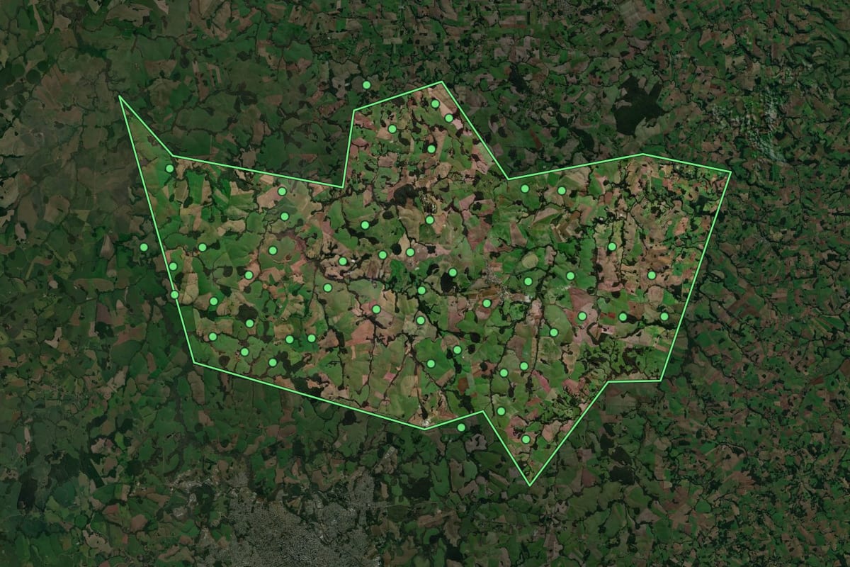 Imagem de satélite de Coxilha (RS), com o contorno do município e a posição dos imóveis desta página.