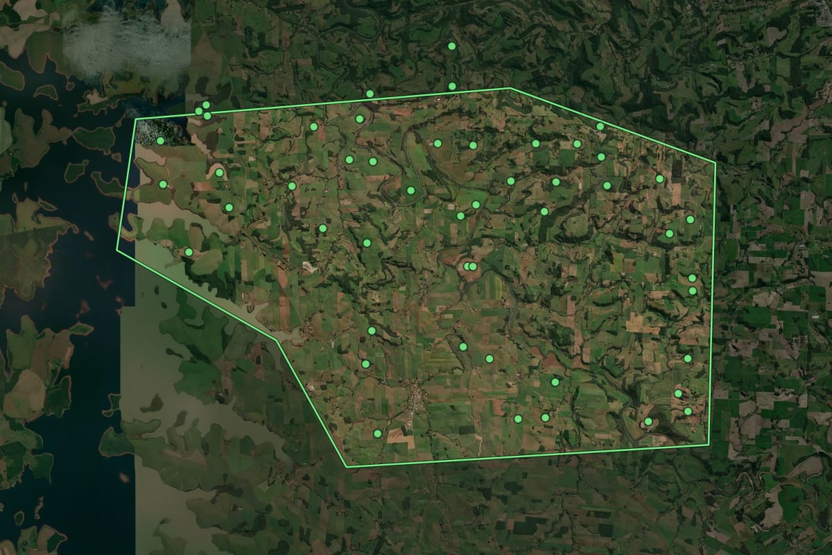 Imagem de satélite de Cruzaltense (RS), com o contorno do município e a posição dos imóveis desta página.