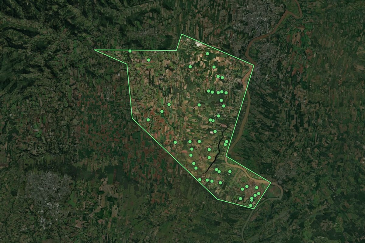 Imagem de satélite de Cruzeiro do Sul (RS), com o contorno do município e a posição dos imóveis desta página.