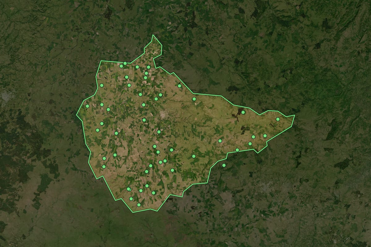 Imagem de satélite de Dom Pedrito (RS), com o contorno do município e a posição dos imóveis desta página.