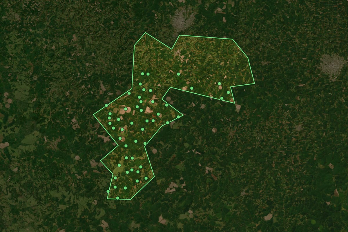 Imagem de satélite de Entre-Ijuís (RS), com o contorno do município e a posição dos imóveis desta página.