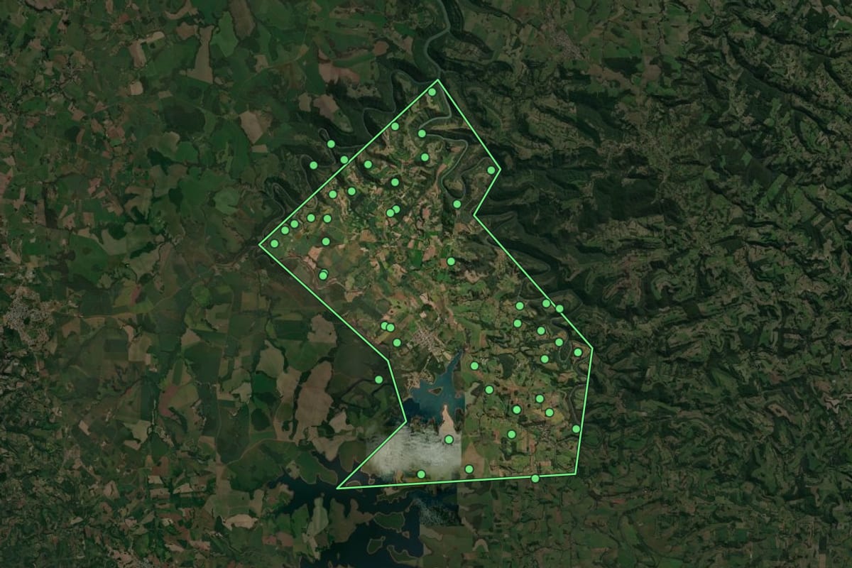Imagem de satélite de Entre Rios do Sul (RS), com o contorno do município e a posição dos imóveis desta página.