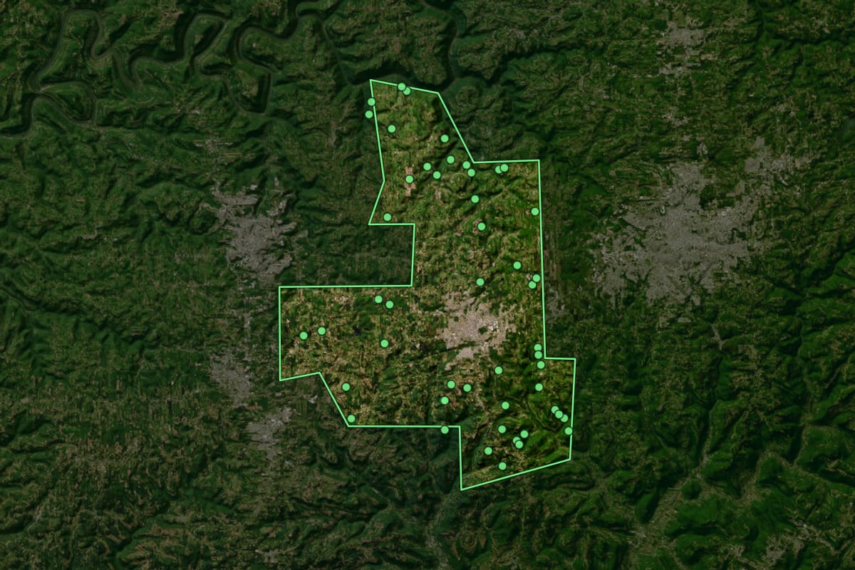 Imagem de satélite de Farroupilha (RS), com o contorno do município e a posição dos imóveis desta página.