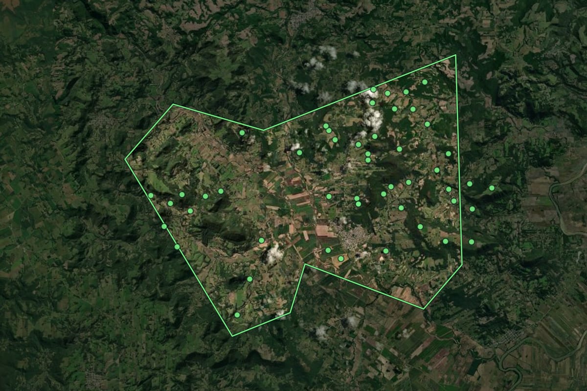 Imagem de satélite de Faxinal do Soturno (RS), com o contorno do município e a posição dos imóveis desta página.