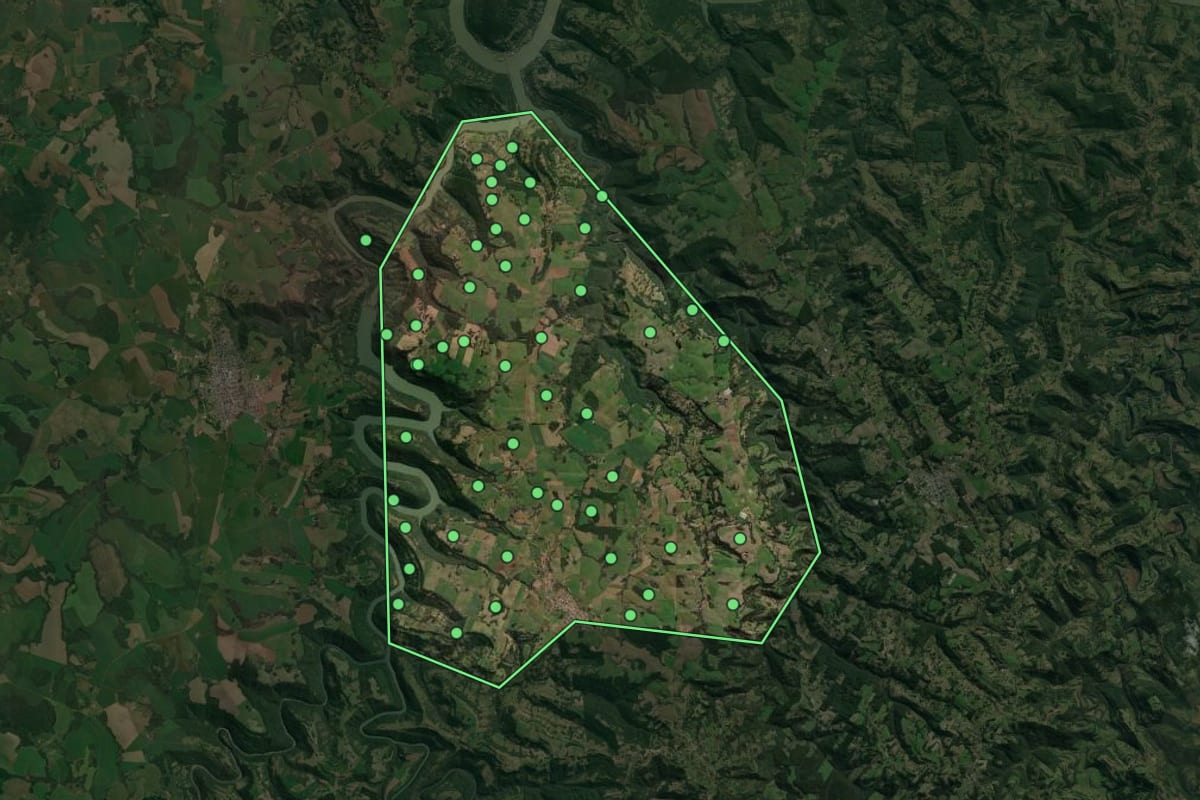 Imagem de satélite de Faxinalzinho (RS), com o contorno do município e a posição dos imóveis desta página.