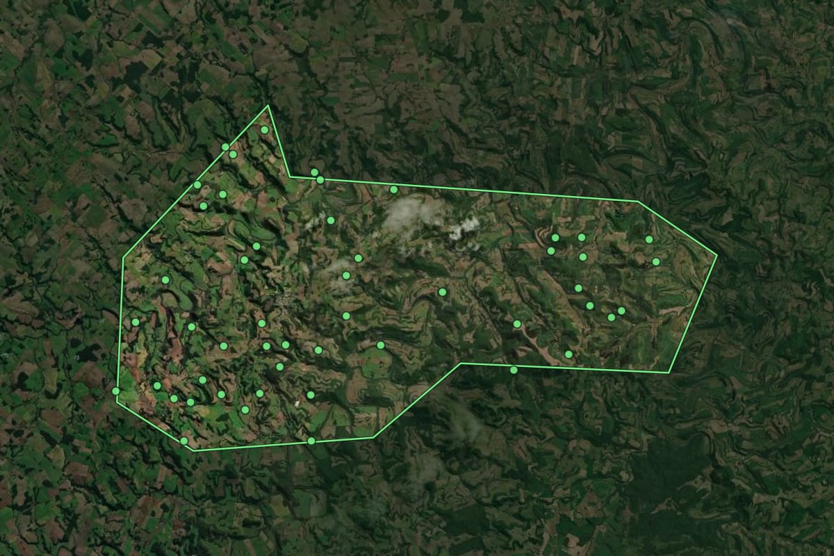 Imagem de satélite de Floriano Peixoto (RS), com o contorno do município e a posição dos imóveis desta página.