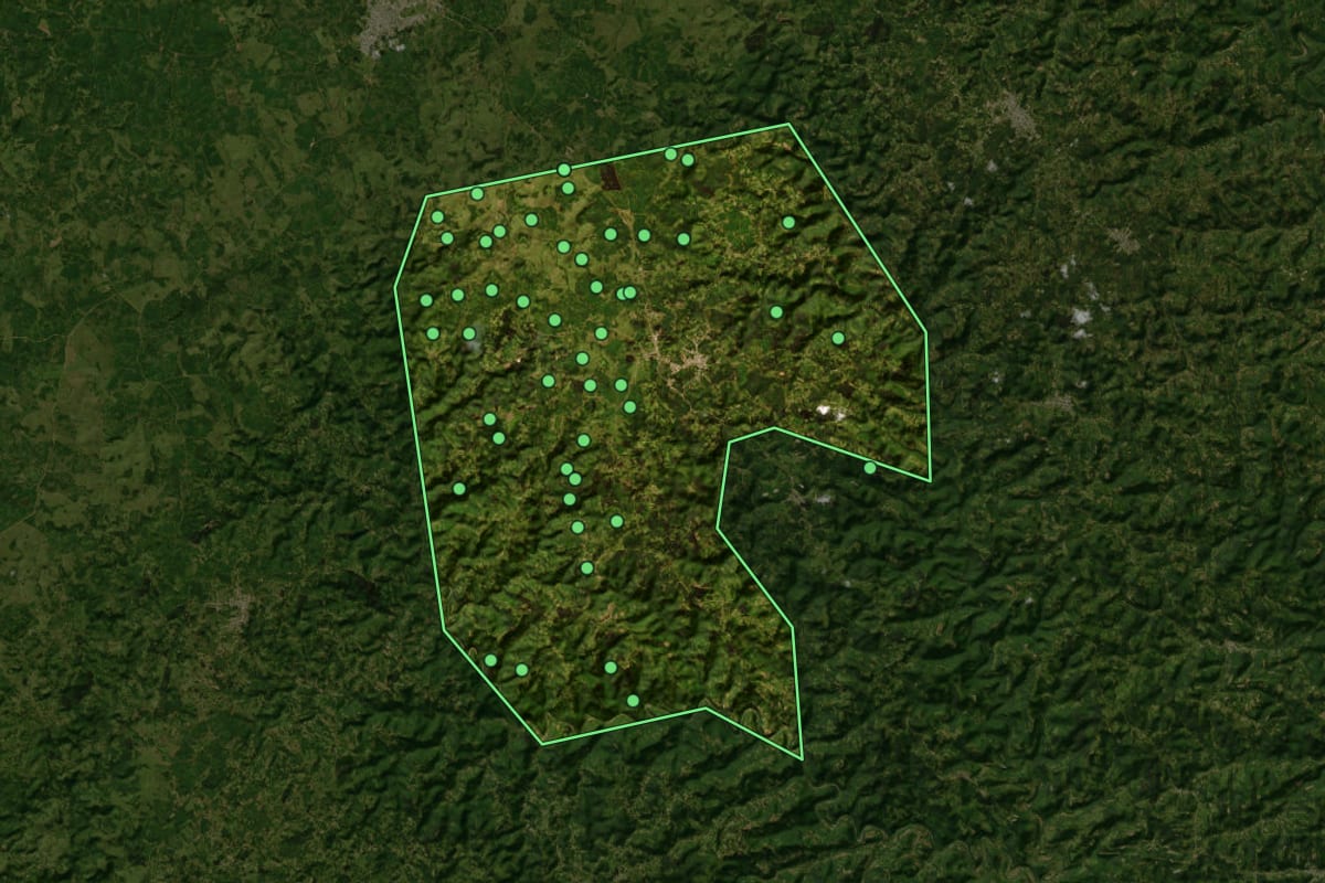 Imagem de satélite de Fontoura Xavier (RS), com o contorno do município e a posição dos imóveis desta página.