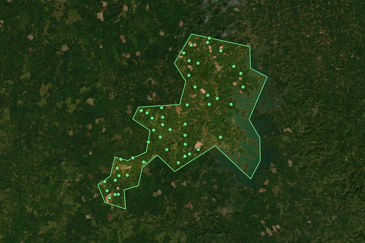 Imagem de satélite de Fortaleza dos Valos (RS), com o contorno do município e a posição dos imóveis desta página.