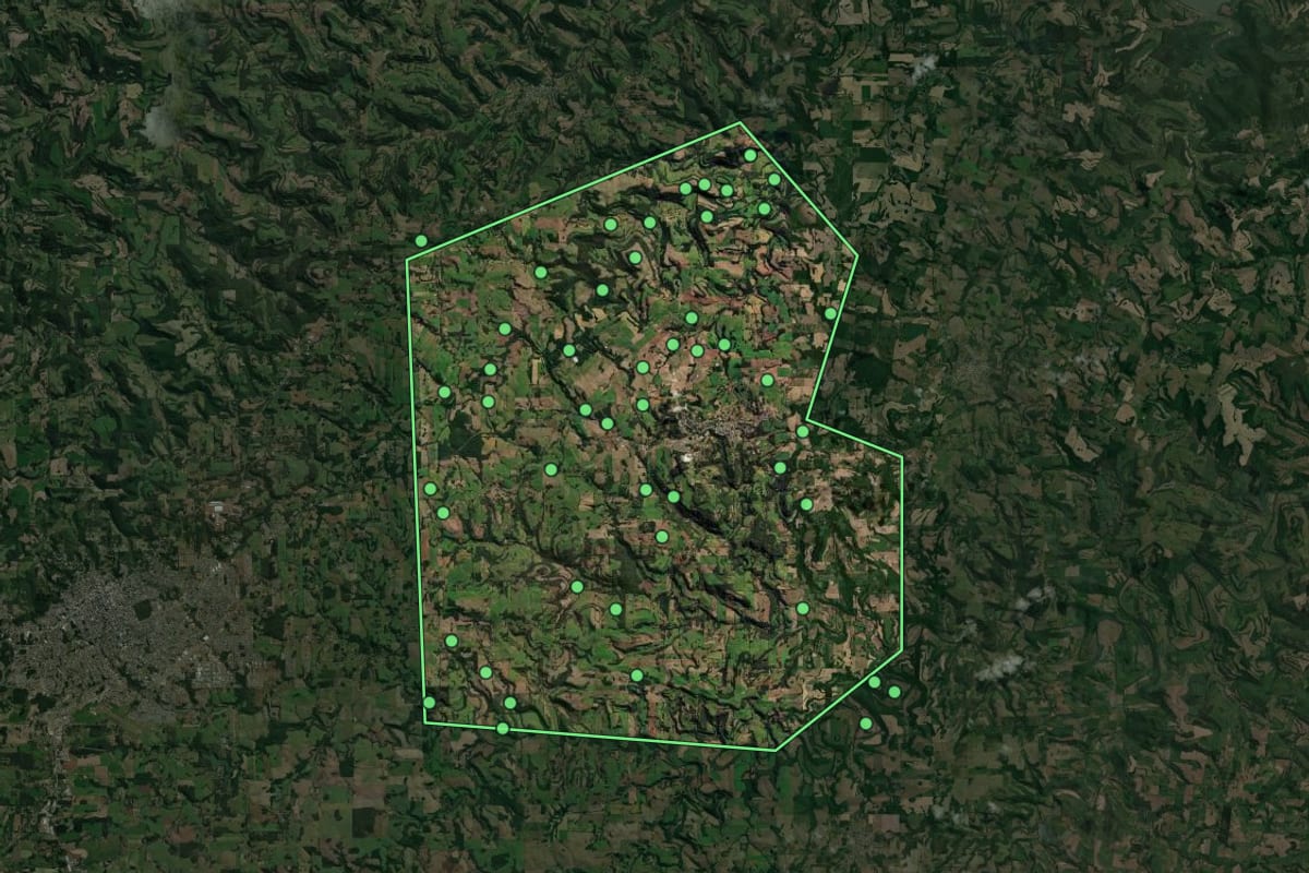 Imagem de satélite de Gaurama (RS), com o contorno do município e a posição dos imóveis desta página.