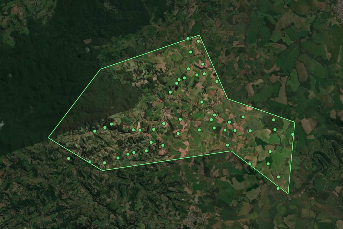 Imagem de satélite de Gramado dos Loureiros (RS), com o contorno do município e a posição dos imóveis desta página.