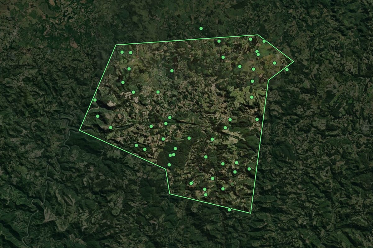 Imagem de satélite de Gramado Xavier (RS), com o contorno do município e a posição dos imóveis desta página.
