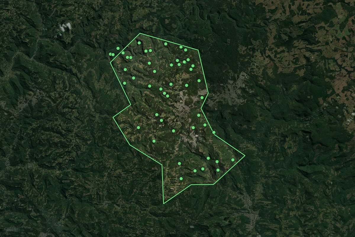 Imagem de satélite de Gramado (RS), com o contorno do município e a posição dos imóveis desta página.