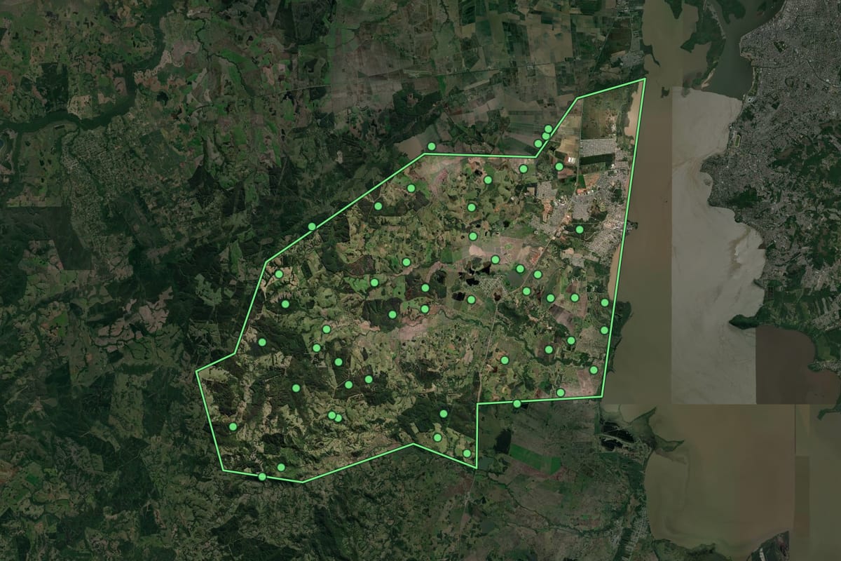 Imagem de satélite de Guaíba (RS), com o contorno do município e a posição dos imóveis desta página.