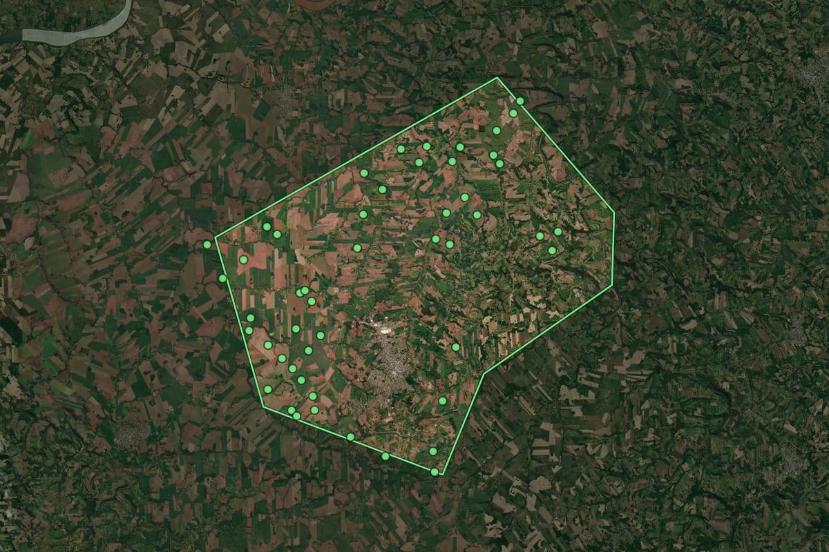 Imagem de satélite de Horizontina (RS), com o contorno do município e a posição dos imóveis desta página.