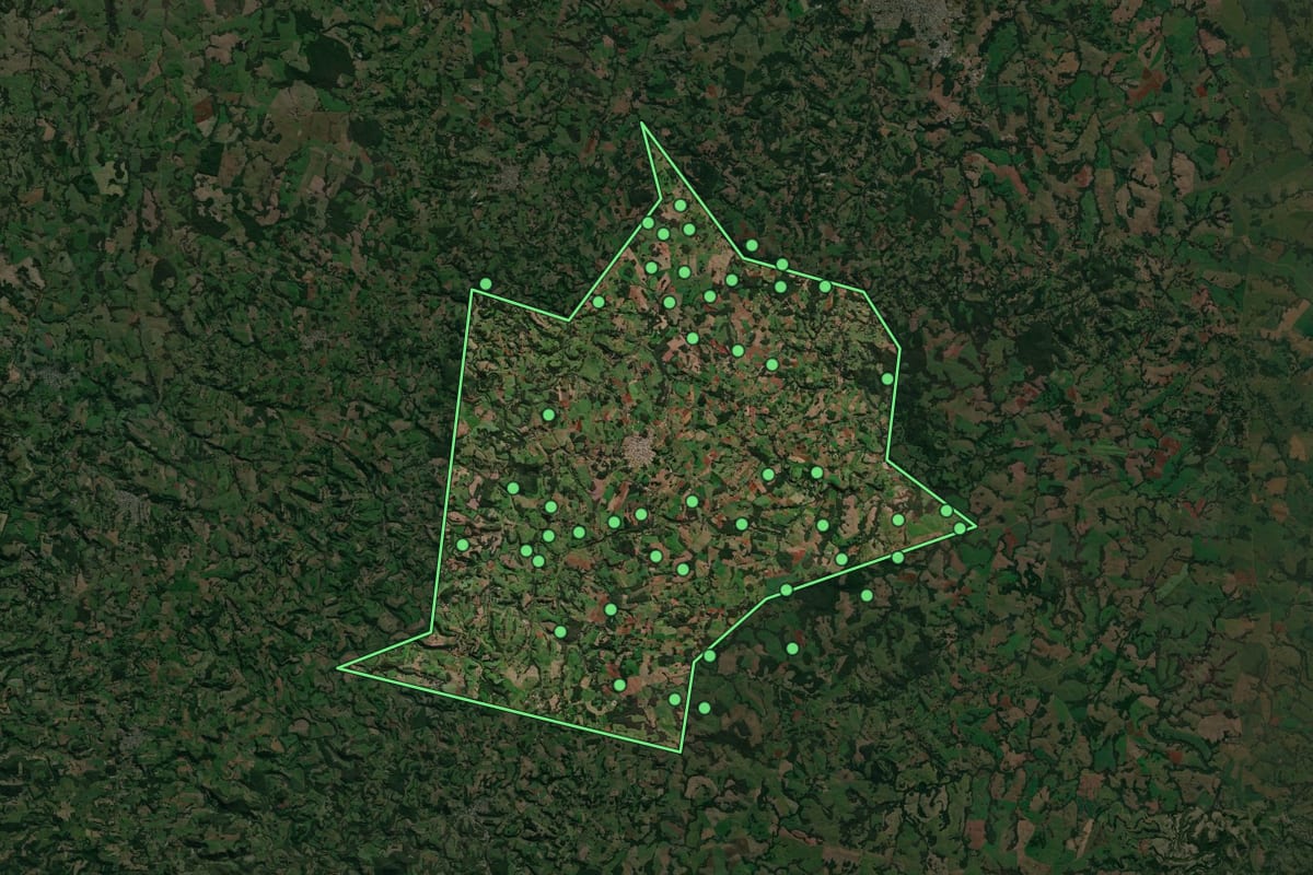 Imagem de satélite de Ibiraiaras (RS), com o contorno do município e a posição dos imóveis desta página.