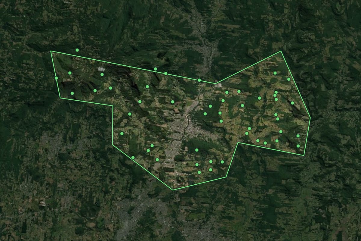 Imagem de satélite de Igrejinha (RS), com o contorno do município e a posição dos imóveis desta página.