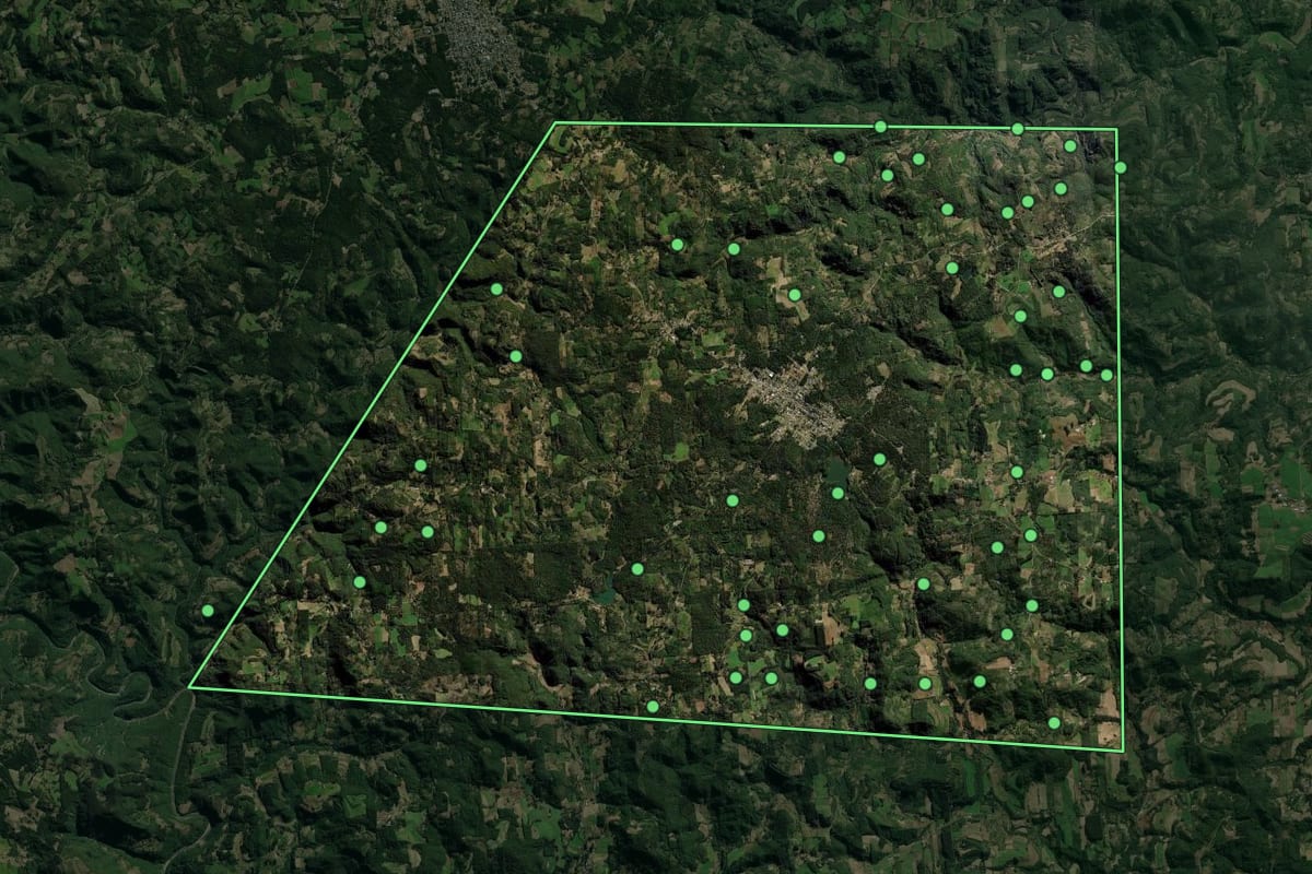 Imagem de satélite de Ilópolis (RS), com o contorno do município e a posição dos imóveis desta página.