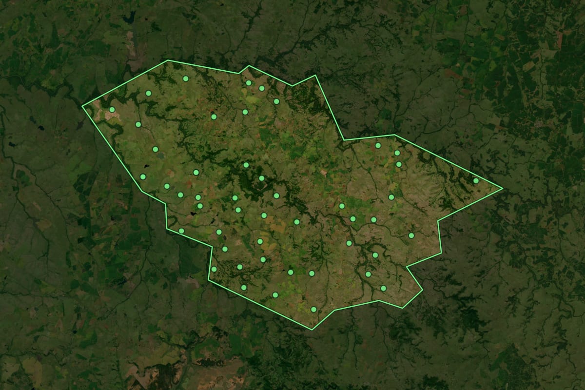 Imagem de satélite de Itacurubi (RS), com o contorno do município e a posição dos imóveis desta página.