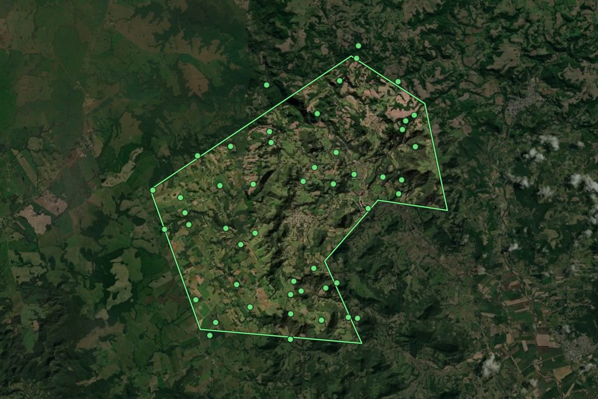 Imagem de satélite de Ivorá (RS), com o contorno do município e a posição dos imóveis desta página.