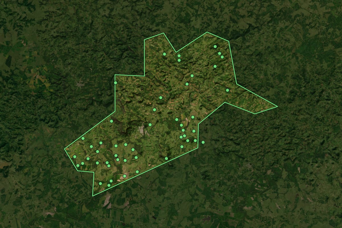 Imagem de satélite de Jaguari (RS), com o contorno do município e a posição dos imóveis desta página.