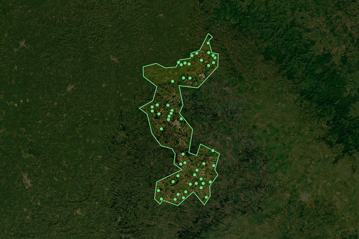 Imagem de satélite de Lagoa Vermelha (RS), com o contorno do município e a posição dos imóveis desta página.