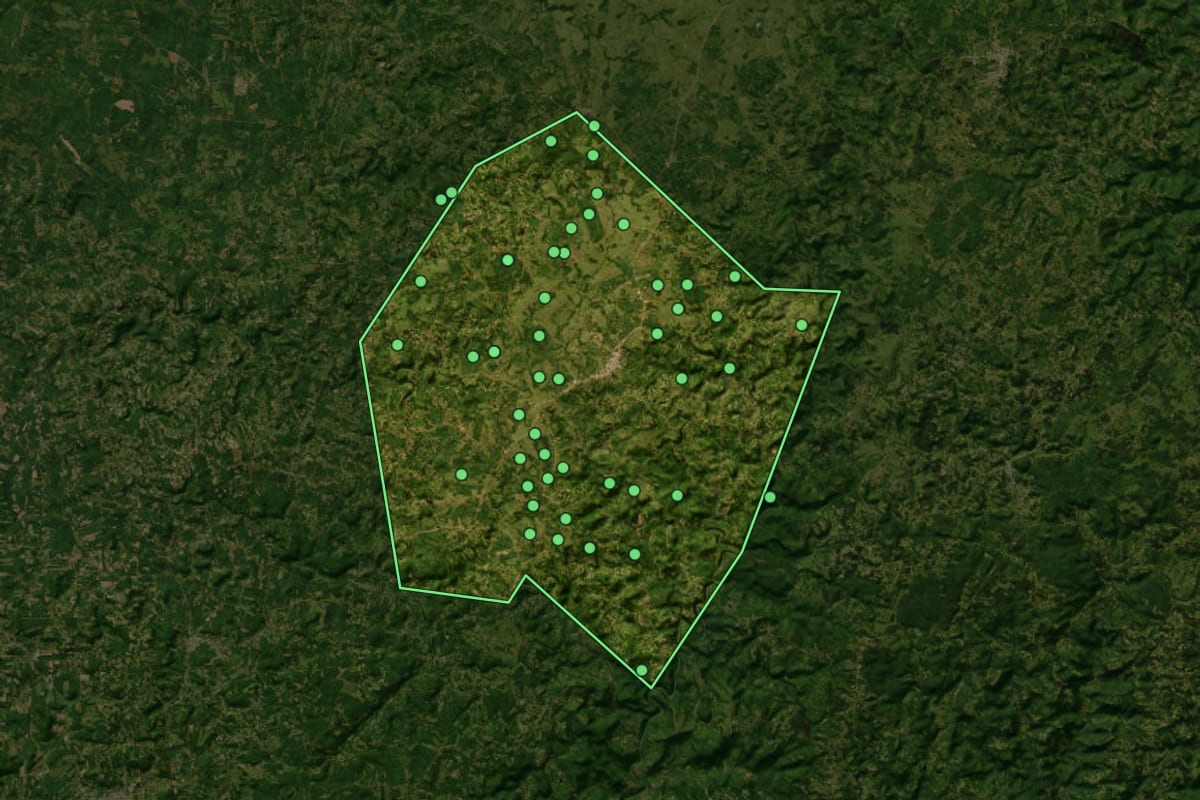 Imagem de satélite de Lagoão (RS), com o contorno do município e a posição dos imóveis desta página.