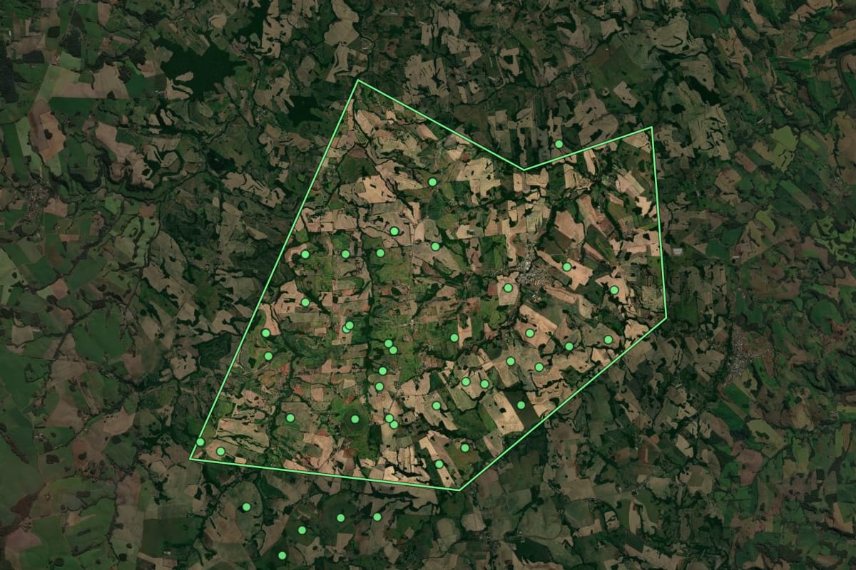 Imagem de satélite de Lajeado do Bugre (RS), com o contorno do município e a posição dos imóveis desta página.