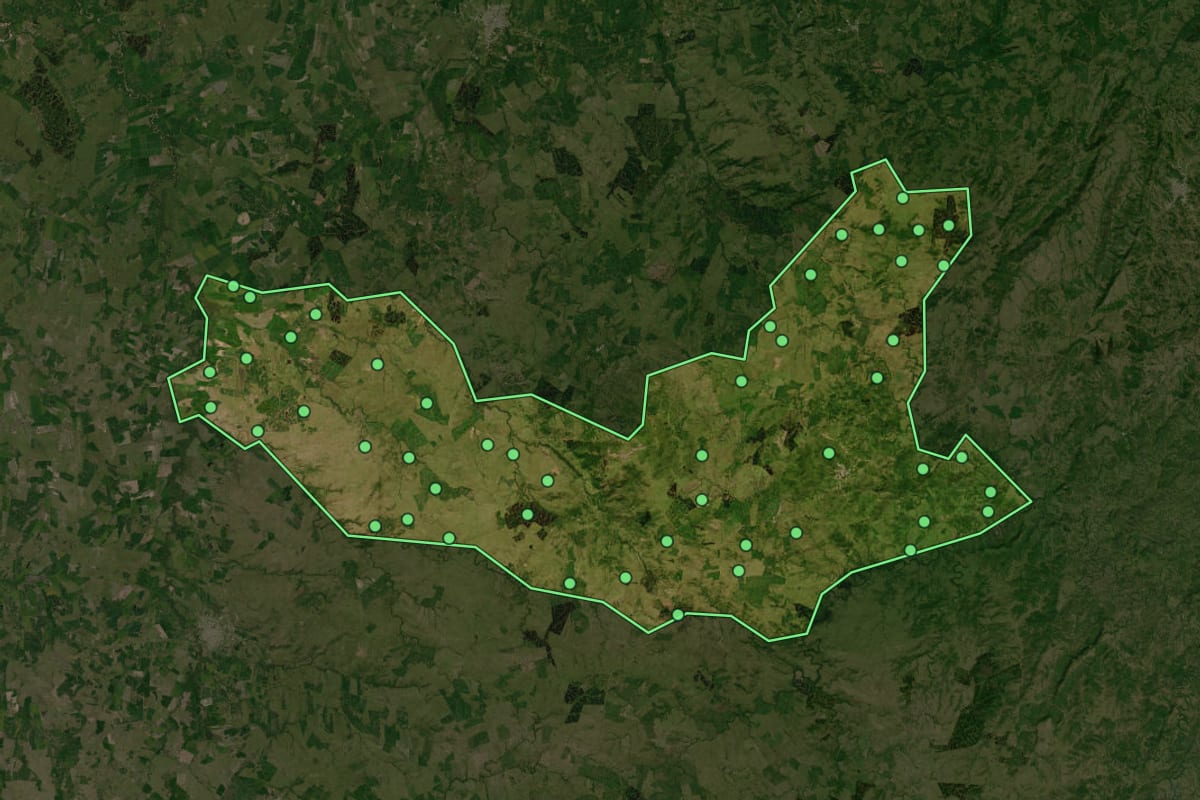 Imagem de satélite de Lavras do Sul (RS), com o contorno do município e a posição dos imóveis desta página.