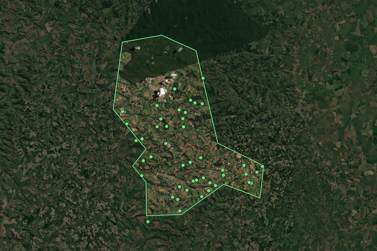 Imagem de satélite de Liberato Salzano (RS), com o contorno do município e a posição dos imóveis desta página.