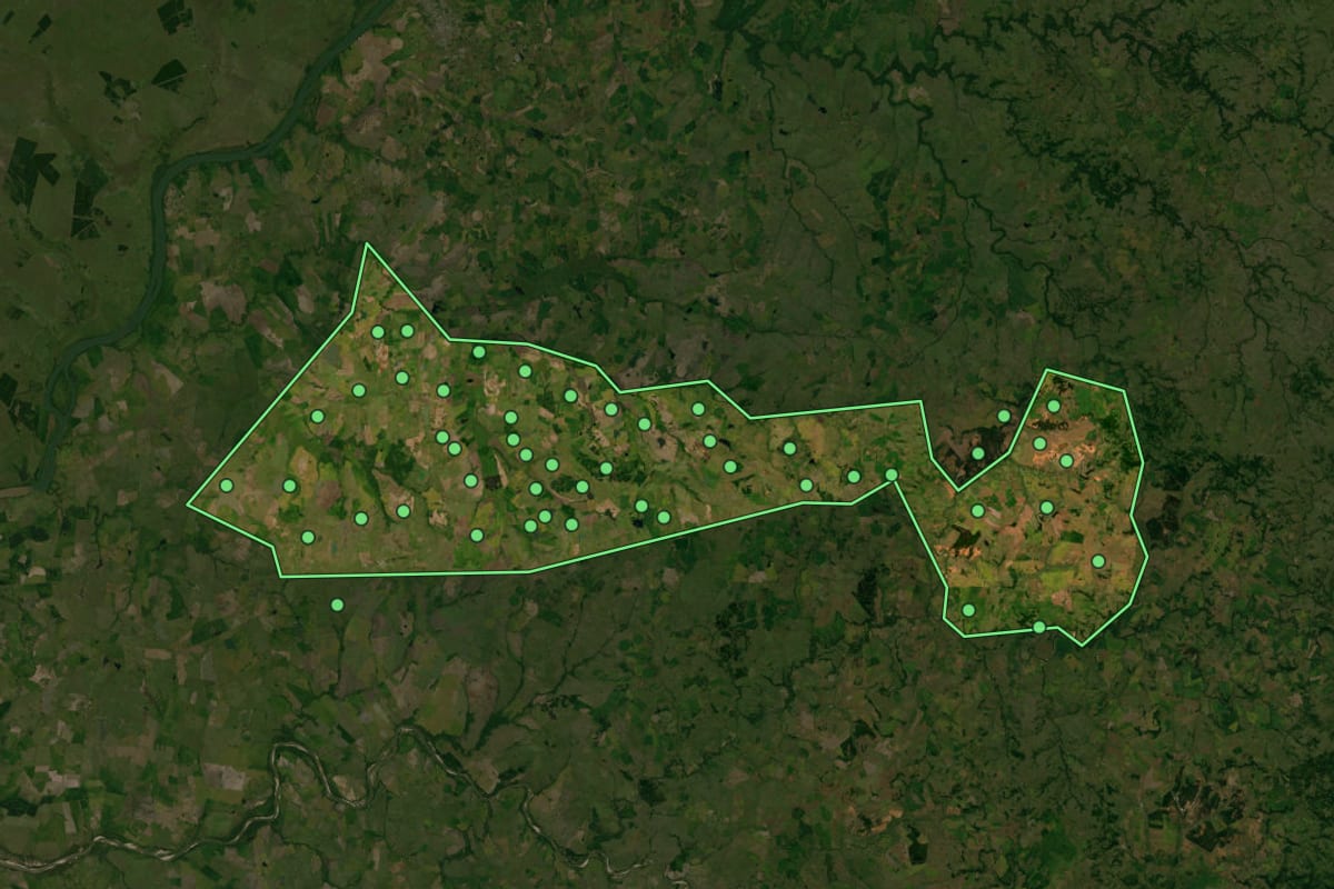 Imagem de satélite de Maçambará (RS), com o contorno do município e a posição dos imóveis desta página.