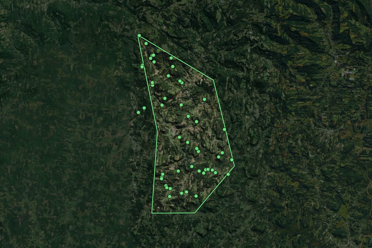 Imagem de satélite de Maratá (RS), com o contorno do município e a posição dos imóveis desta página.