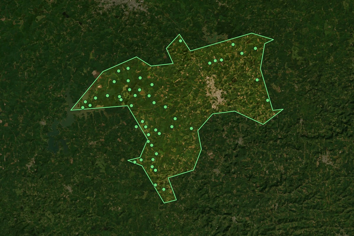 Imagem de satélite de Marau (RS), com o contorno do município e a posição dos imóveis desta página.