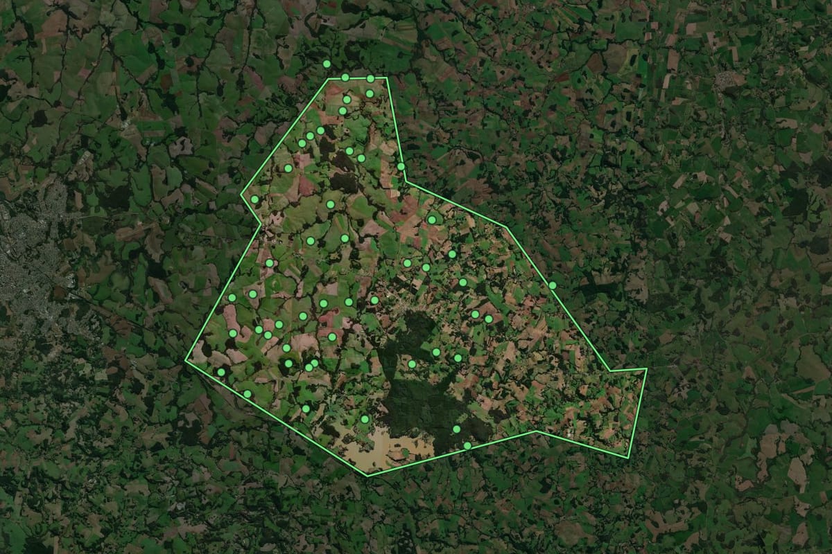 Imagem de satélite de Mato Castelhano (RS), com o contorno do município e a posição dos imóveis desta página.