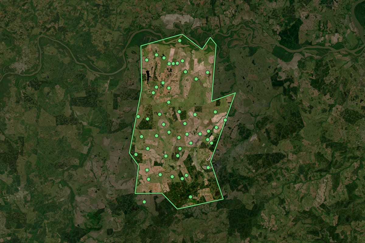 Imagem de satélite de Minas do Leão (RS), com o contorno do município e a posição dos imóveis desta página.