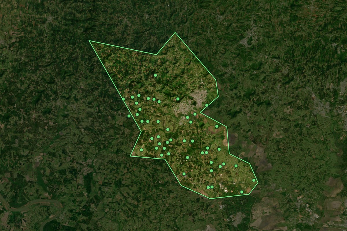 Imagem de satélite de Montenegro (RS), com o contorno do município e a posição dos imóveis desta página.