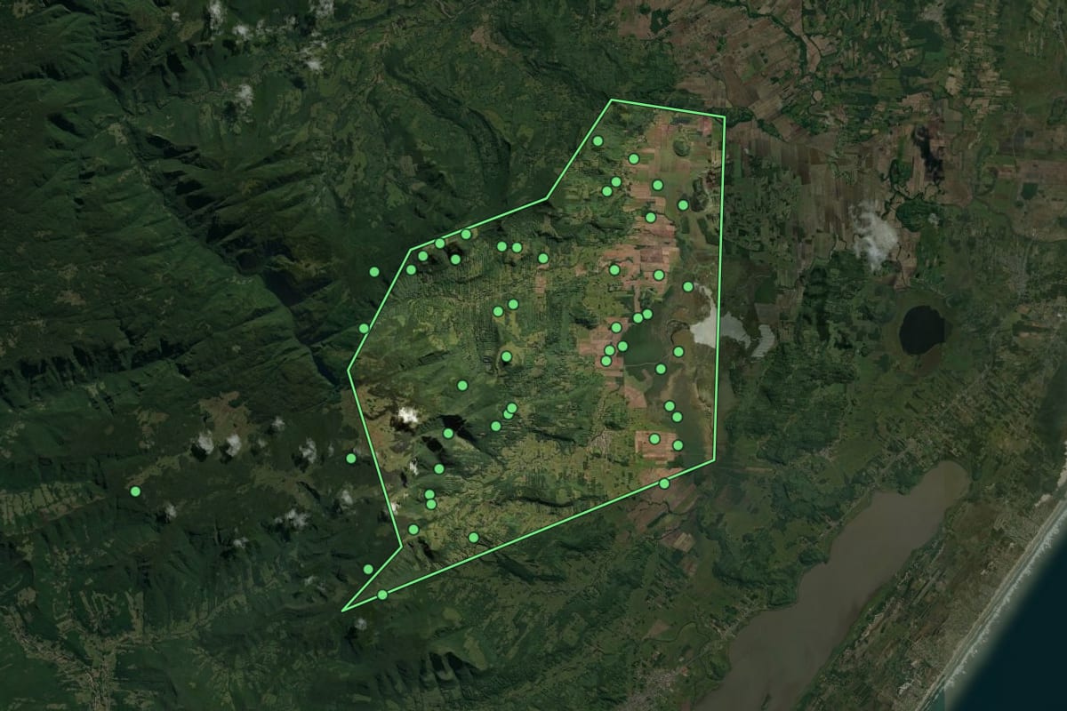 Imagem de satélite de Morrinhos do Sul (RS), com o contorno do município e a posição dos imóveis desta página.
