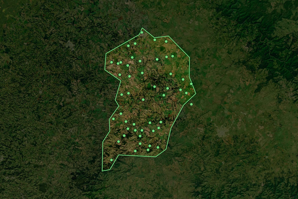 Imagem de satélite de Muitos Capões (RS), com o contorno do município e a posição dos imóveis desta página.