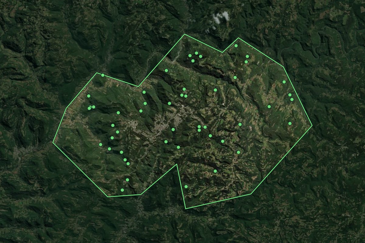 Imagem de satélite de Nova Petrópolis (RS), com o contorno do município e a posição dos imóveis desta página.