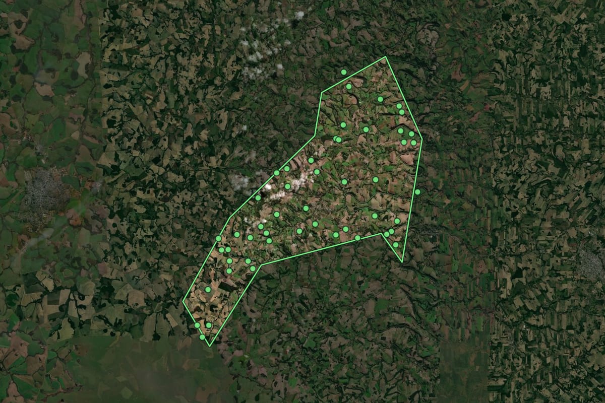 Imagem de satélite de Novo Barreiro (RS), com o contorno do município e a posição dos imóveis desta página.