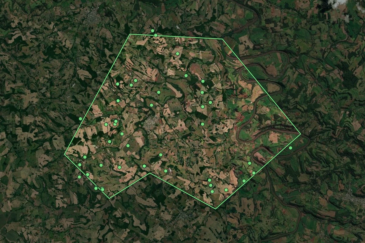 Imagem de satélite de Novo Tiradentes (RS), com o contorno do município e a posição dos imóveis desta página.