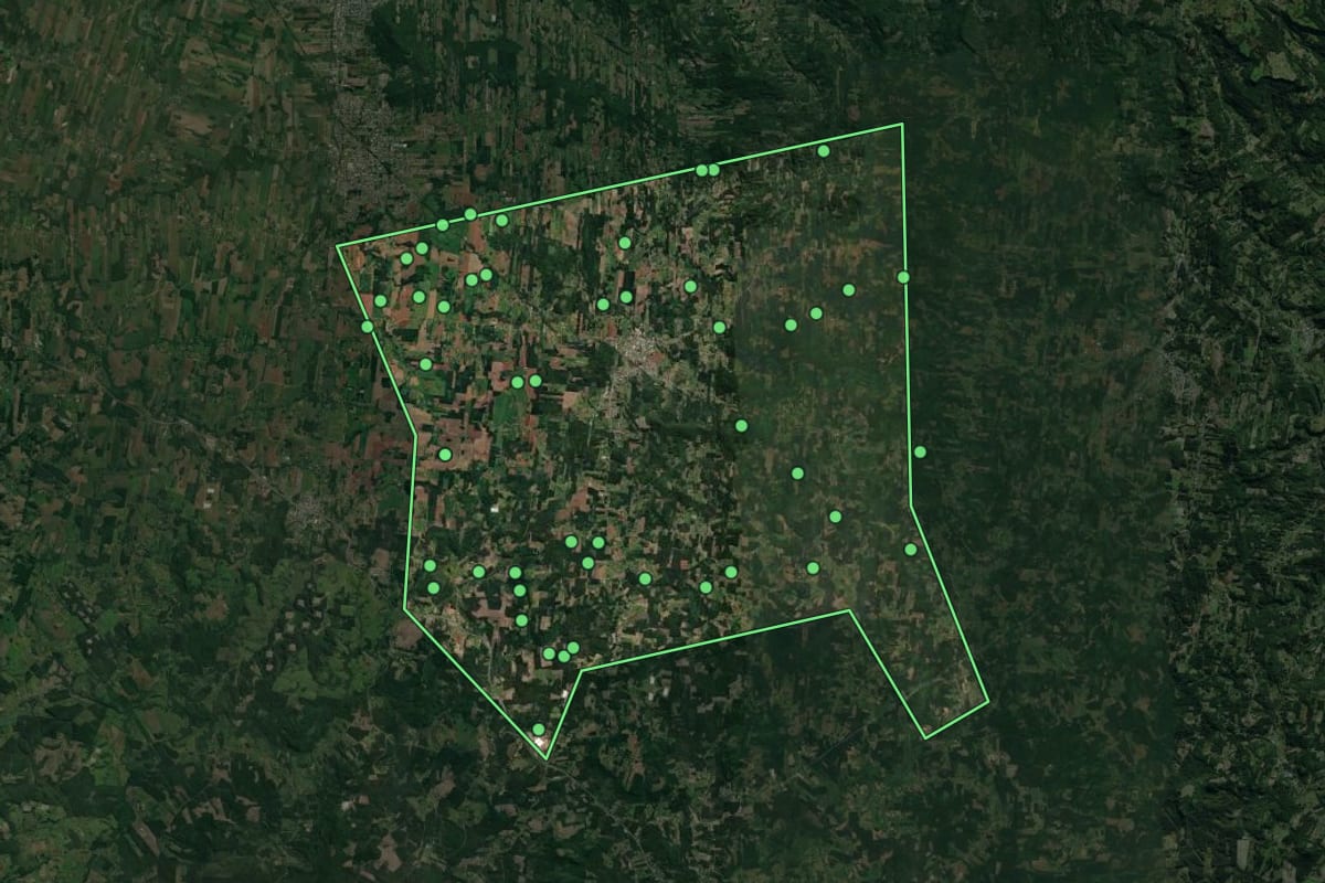 Imagem de satélite de Paverama (RS), com o contorno do município e a posição dos imóveis desta página.