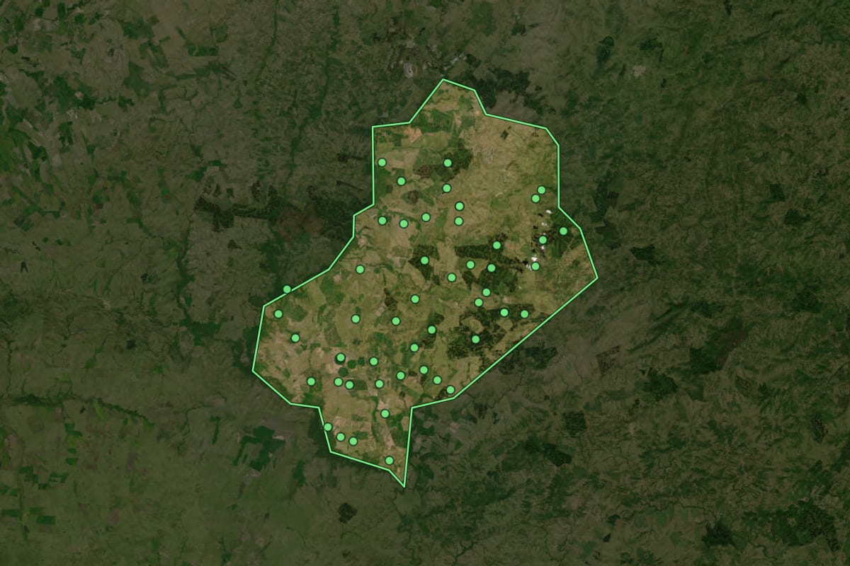 Imagem de satélite de Pedras Altas (RS), com o contorno do município e a posição dos imóveis desta página.